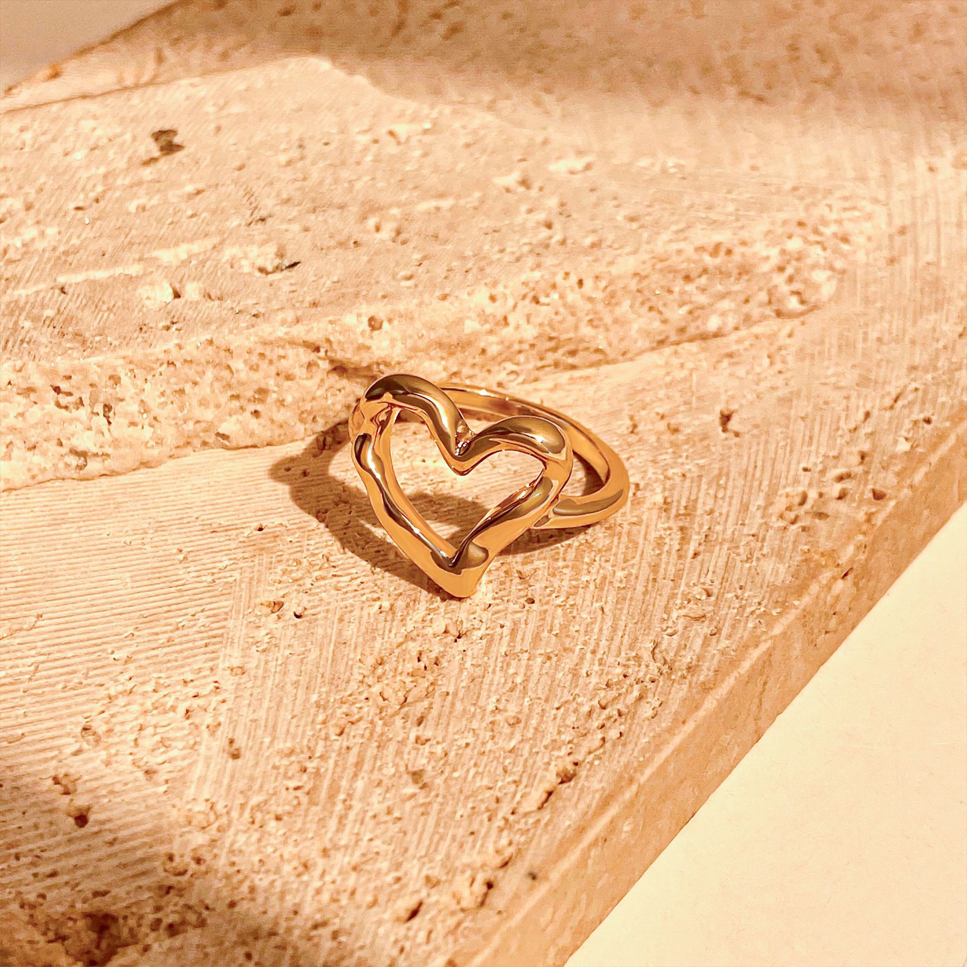Großhandel Schmuck Einfacher Stil Herzform Legierung 14 Karat Vergoldet Aushöhlen Offener Ring display picture 6