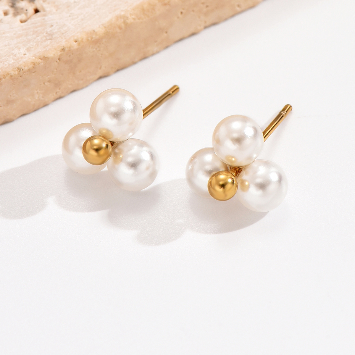 1 Pair Elegant Simple Style Flower Plating Inlay 304 Stainless Steel Artificial Pearls 14K Gold Plated Ear Studs display picture 2