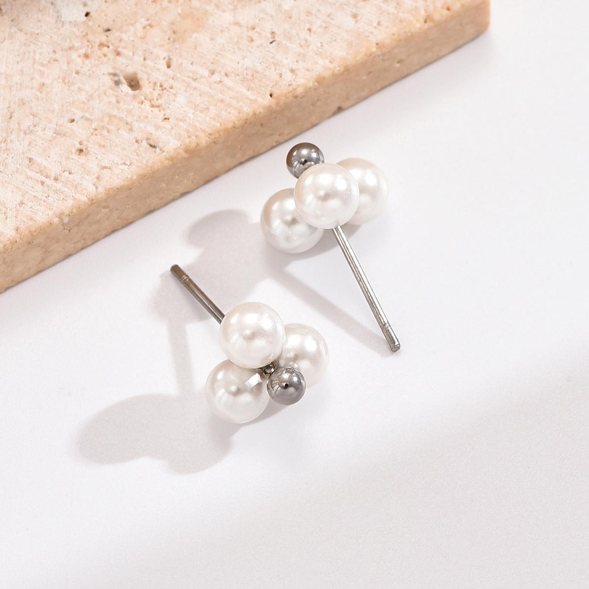 1 Pair Elegant Simple Style Flower Plating Inlay 304 Stainless Steel Artificial Pearls 14K Gold Plated Ear Studs display picture 3