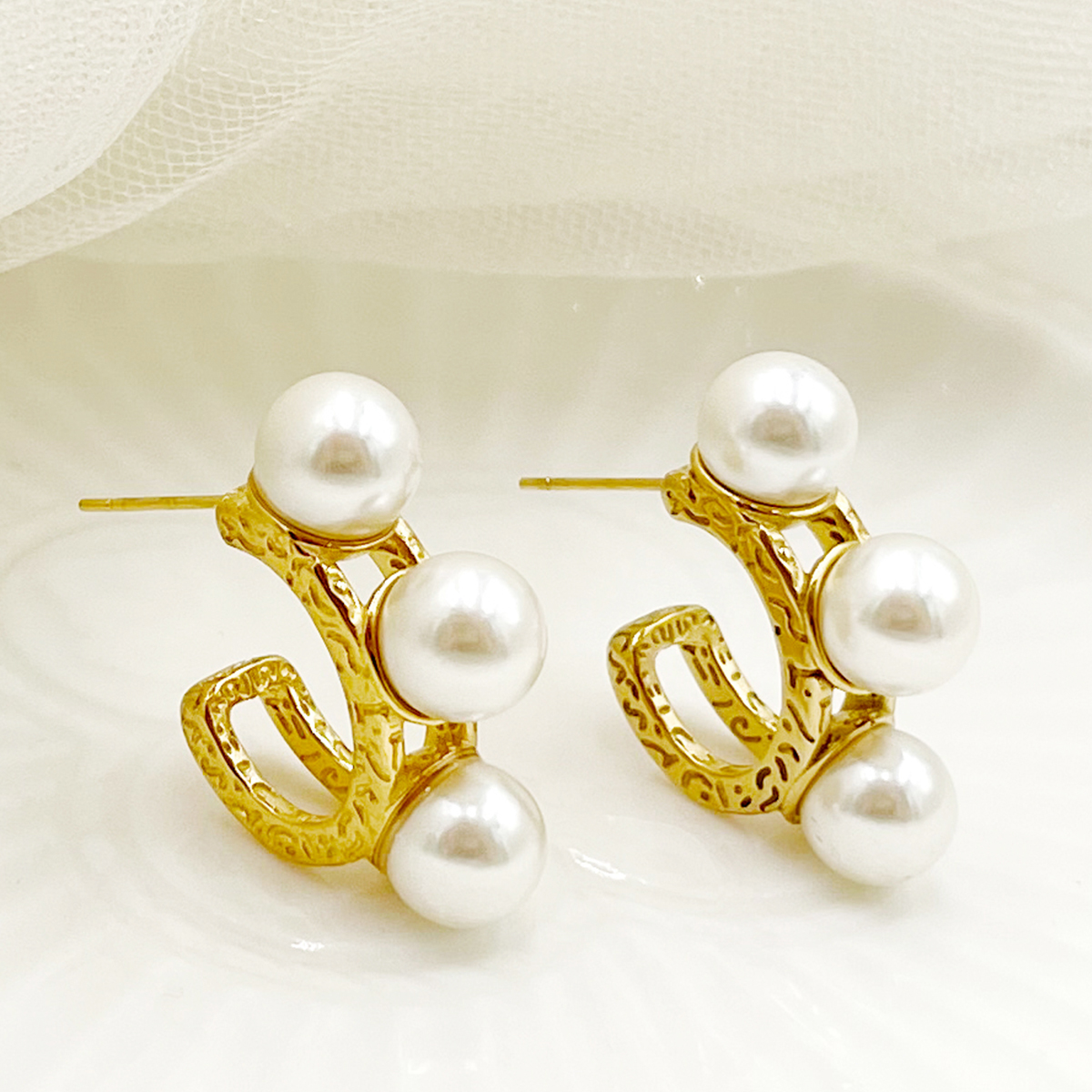 1 Pair Elegant Sweet C Shape Plating Hollow Out Inlay 304 Stainless Steel Pearl 14K Gold Plated Ear Studs display picture 1