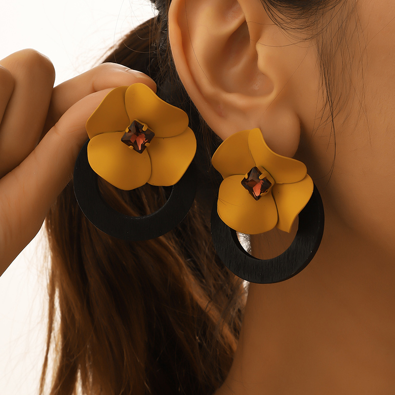 1 Pair Korean Style Flower Inlay Alloy Wood Zircon Ear Studs display picture 1