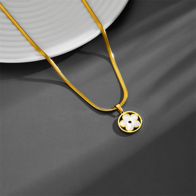 Titanium Steel 18K Gold Plated Simple Style Hollow Out Flower Acrylic Pendant Necklace display picture 5