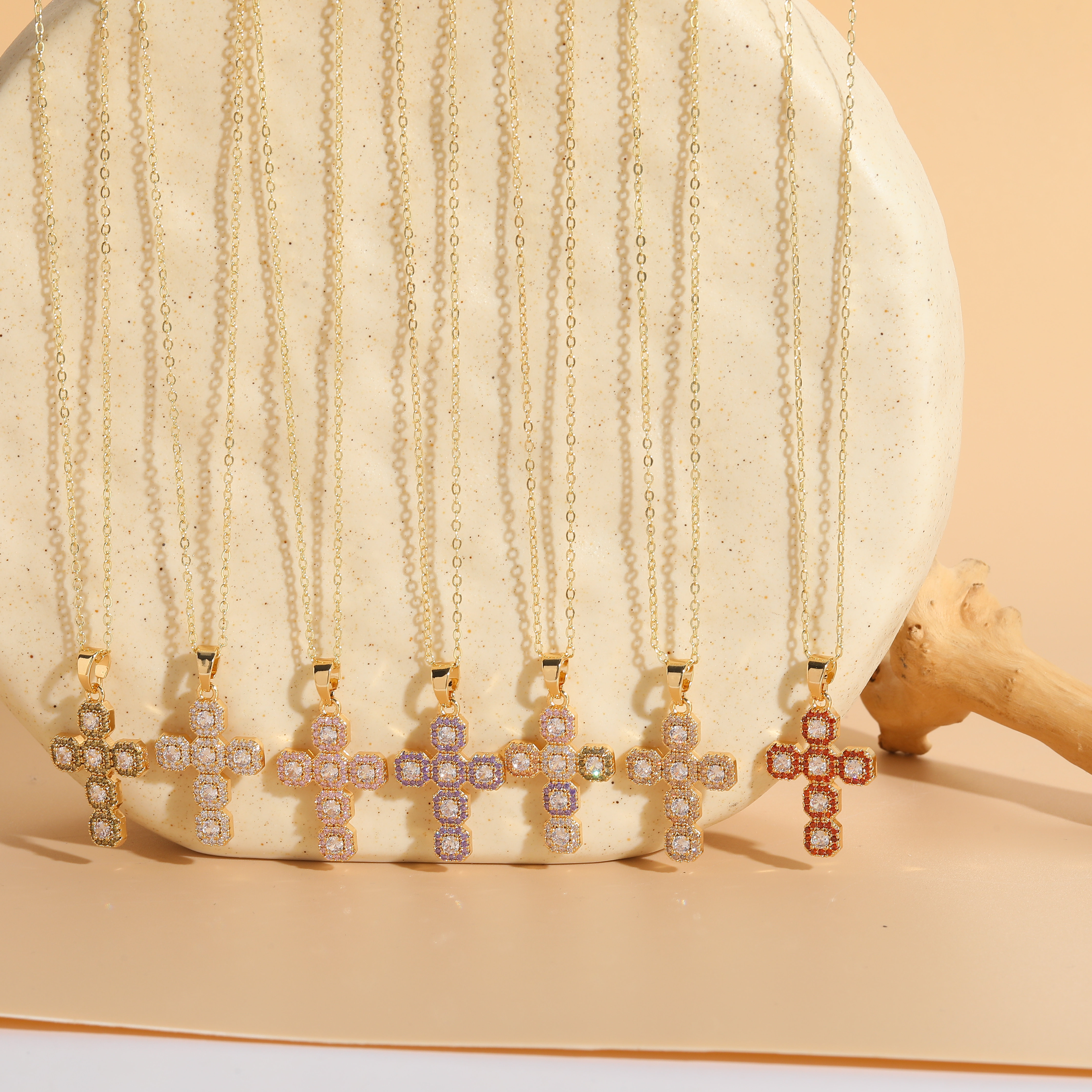 Elegant Klassischer Stil Kreuzen Kupfer Überzug Inlay Zirkon 14 Karat Vergoldet Halskette Mit Anhänger display picture 5
