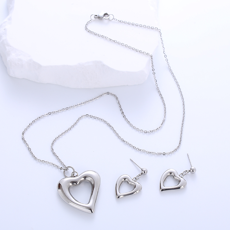 304 Stainless Steel 18K Gold Plated Simple Style Hollow Out Heart Shape No Inlaid Earrings Necklace Jewelry Set display picture 5