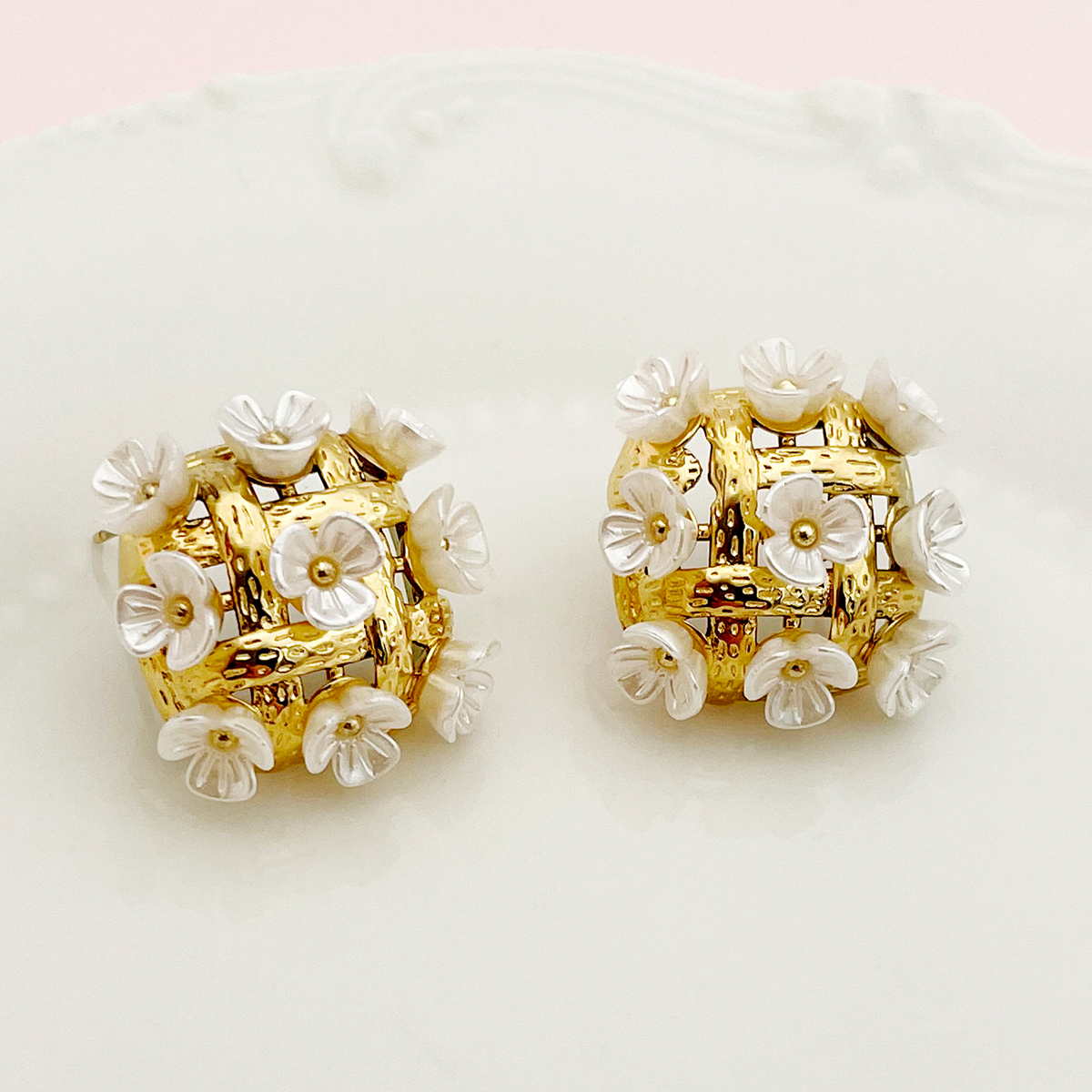 1 Pair Sweet Artistic Flower Polishing Plating 304 Stainless Steel Pearl Shell 14K Gold Plated Ear Studs display picture 1