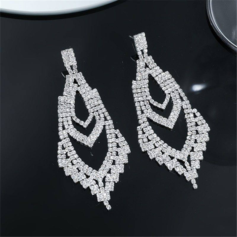 Simple Style Solid Color Copper Inlay Rhinestones Silver Plated Women's Drop Earrings display picture 3