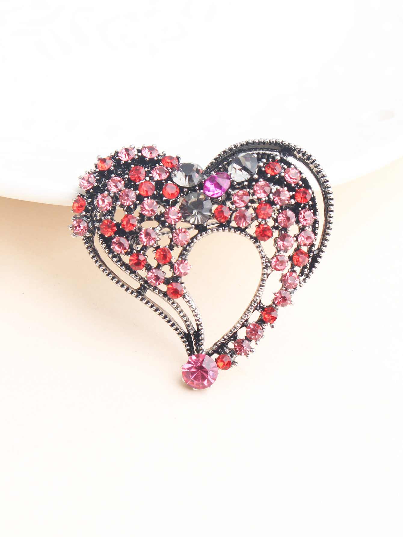 Sweet Shiny Heart Shape Alloy Inlay Rhinestones Women's Brooches display picture 1