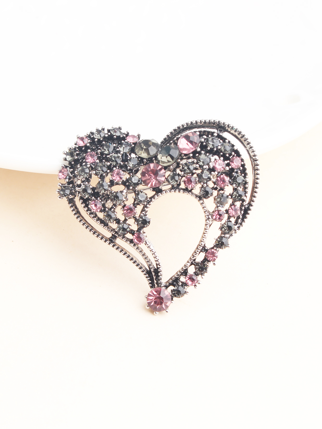 Sweet Shiny Heart Shape Alloy Inlay Rhinestones Women's Brooches display picture 3