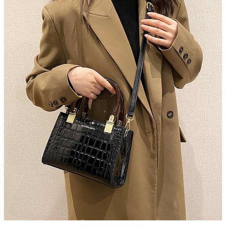 Women's All Seasons Pu Leather Streetwear Handbag display picture 25