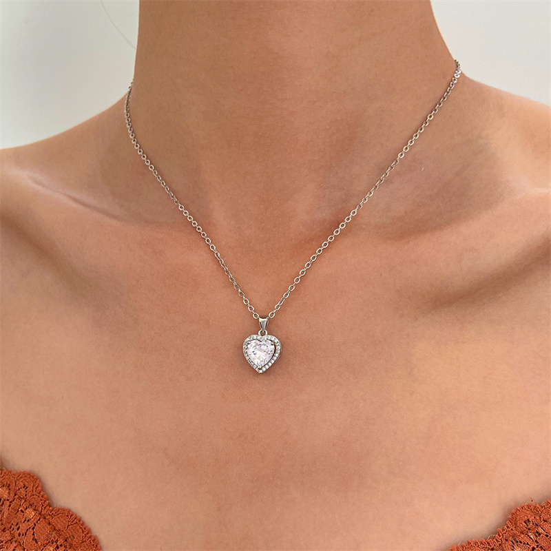 Romantique Brillant Forme De Cœur Rhombe Le Cuivre Placage Incruster Cristal Strass Zircon Plaqué Or 18k Plaqué Or Plaqué Argent Pendentif display picture 5