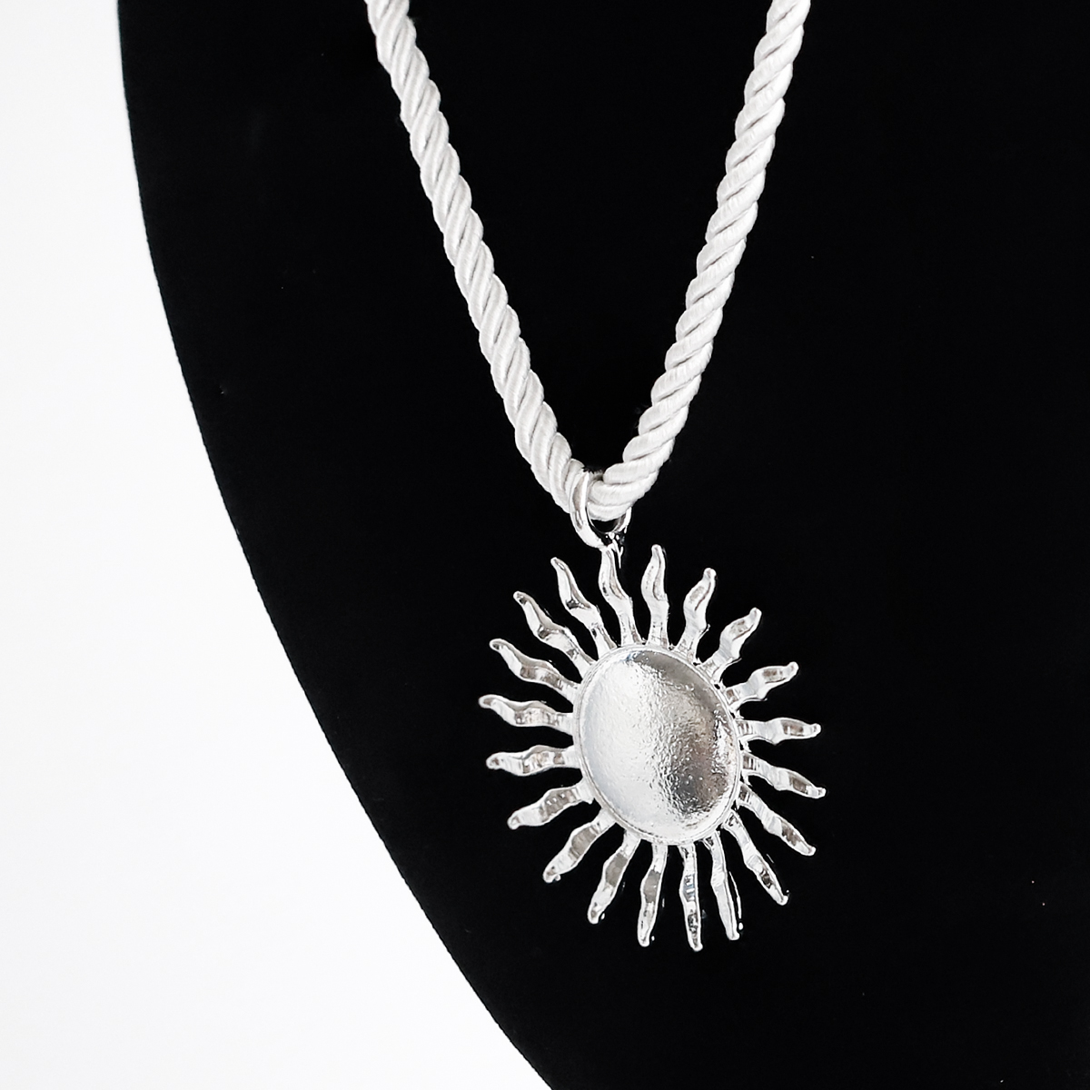 Casual Simple Style Sun Flower Alloy Women's Pendant Necklace Long Necklace display picture 4