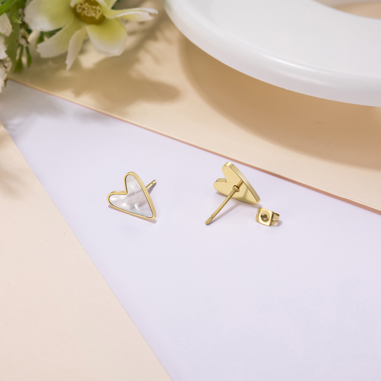 1 Pair Simple Style Heart Shape Plating Inlay Stainless Steel Shell Gold Plated Ear Studs display picture 1