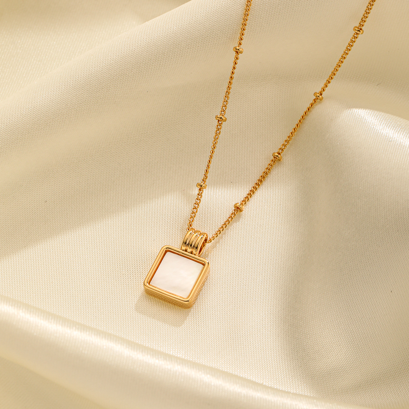 Retro Commute Square Lock Copper Plating Inlay Shell Zircon 18k Gold Plated Pendant Necklace display picture 1