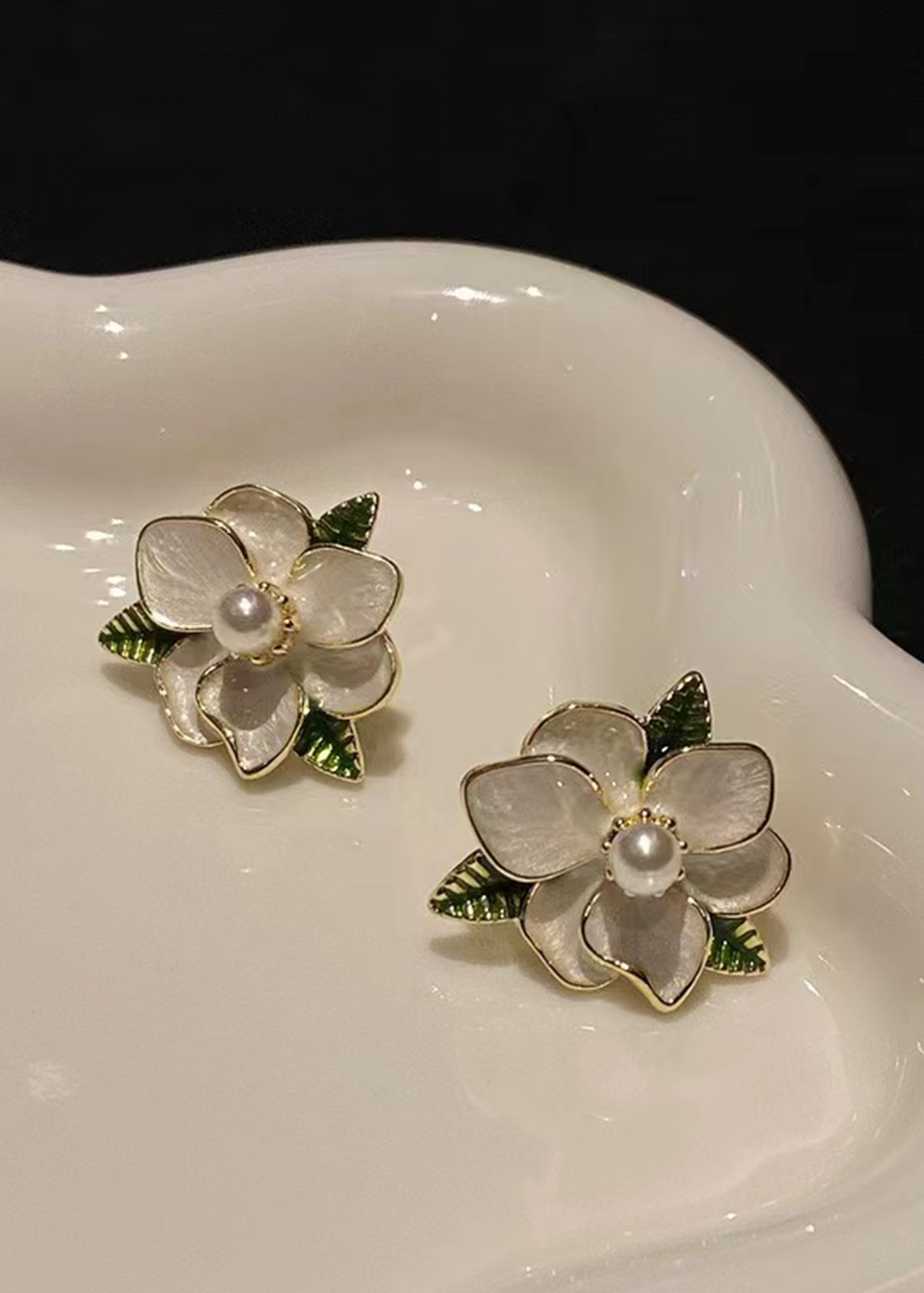 1 Pair Sweet Classic Style Flower Enamel Plating Inlay Alloy Pearl Gold Plated Ear Cuffs display picture 2
