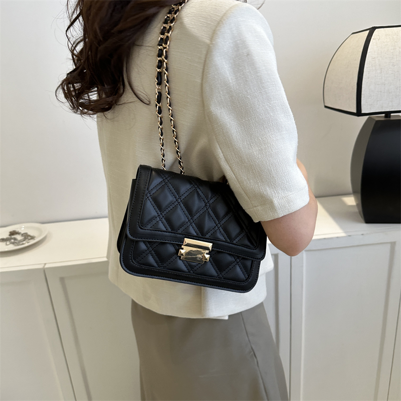 Women's Pu Leather Lingge Streetwear Square Lock Clasp Crossbody Bag display picture 4
