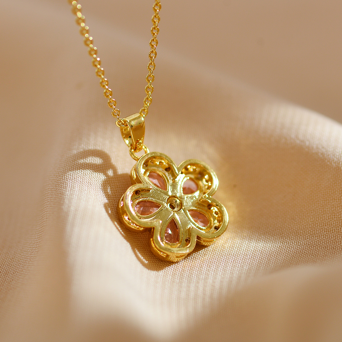 Retro Sweet Flower Titanium Steel Copper Inlay Zircon Pendant Necklace display picture 3