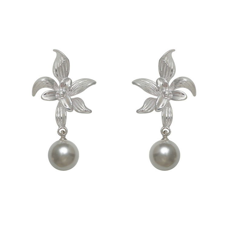 1 Pair Elegant Vintage Style Flower Imitation Pearl Alloy Drop Earrings display picture 1