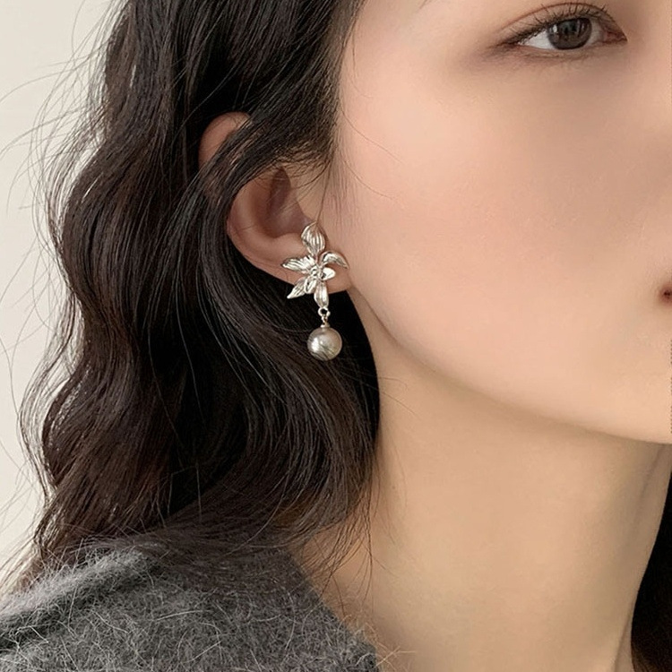 1 Pair Elegant Vintage Style Flower Imitation Pearl Alloy Drop Earrings display picture 2