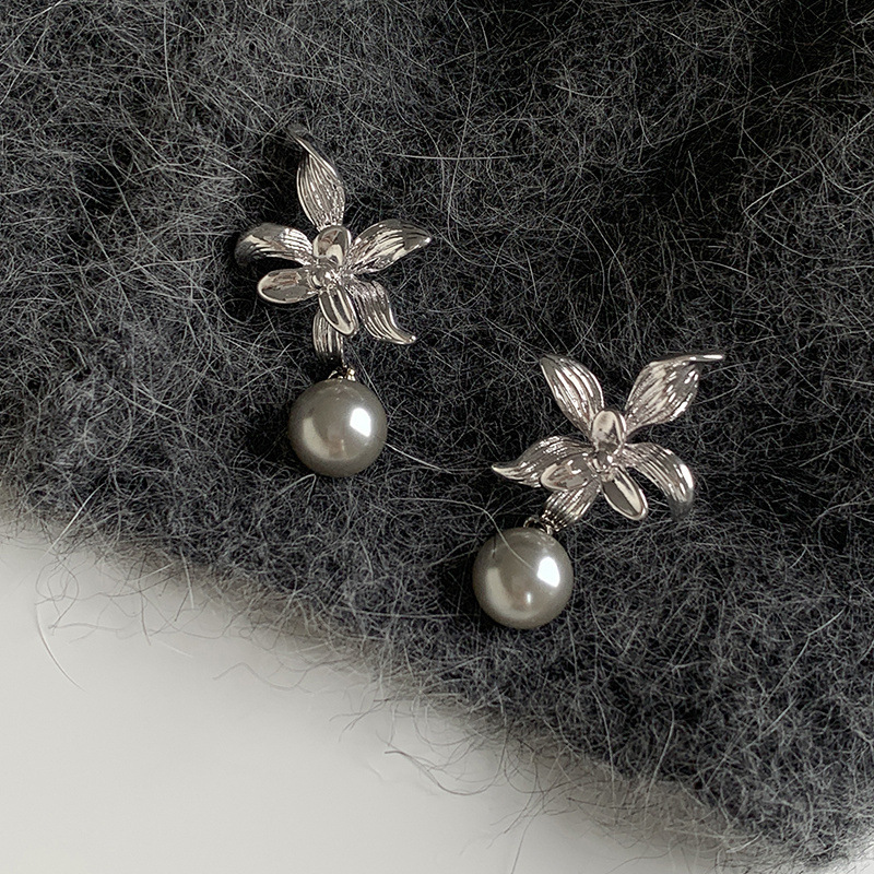 1 Pair Elegant Vintage Style Flower Imitation Pearl Alloy Drop Earrings display picture 5