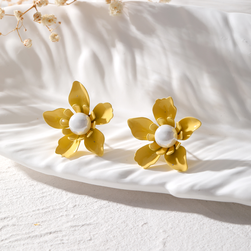 1 Pair Elegant Pastoral Simple Style Petal Alloy Gold Plated Ear Studs display picture 1
