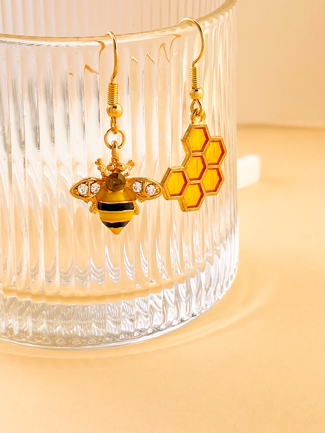 1 Pair Cute Honeycomb Bee Inlay Alloy Artificial Gemstones Drop Earrings display picture 3