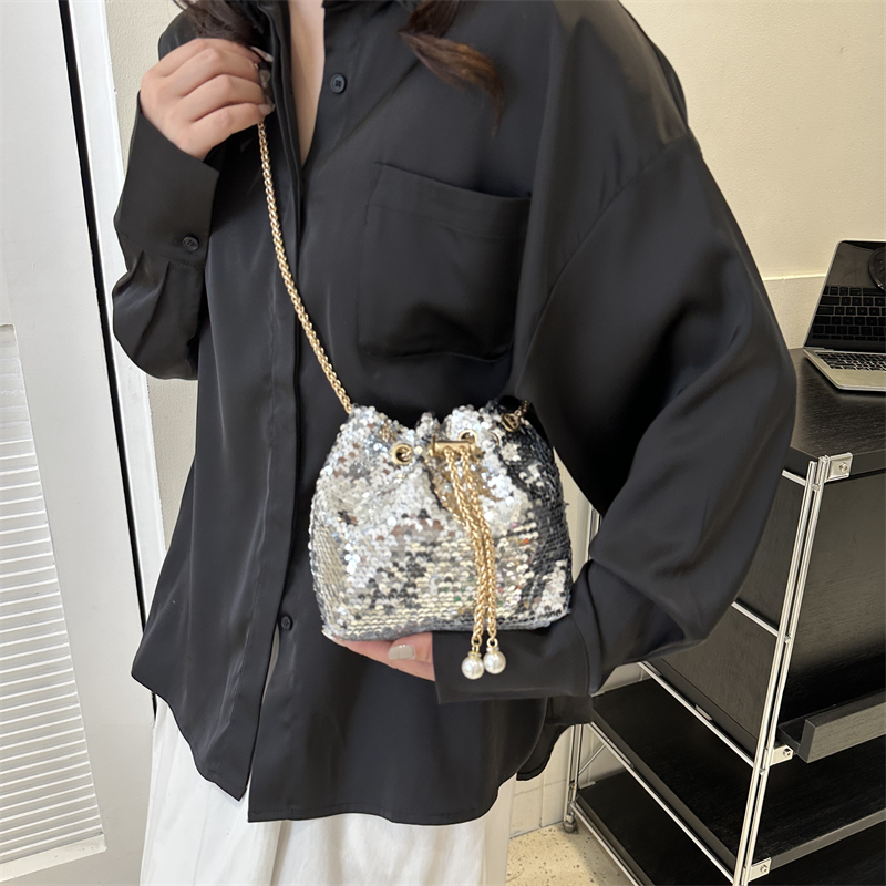 Women's Pu Leather Sequins Solid Color Streetwear Bucket String Shoulder Bag Crossbody Bag display picture 5