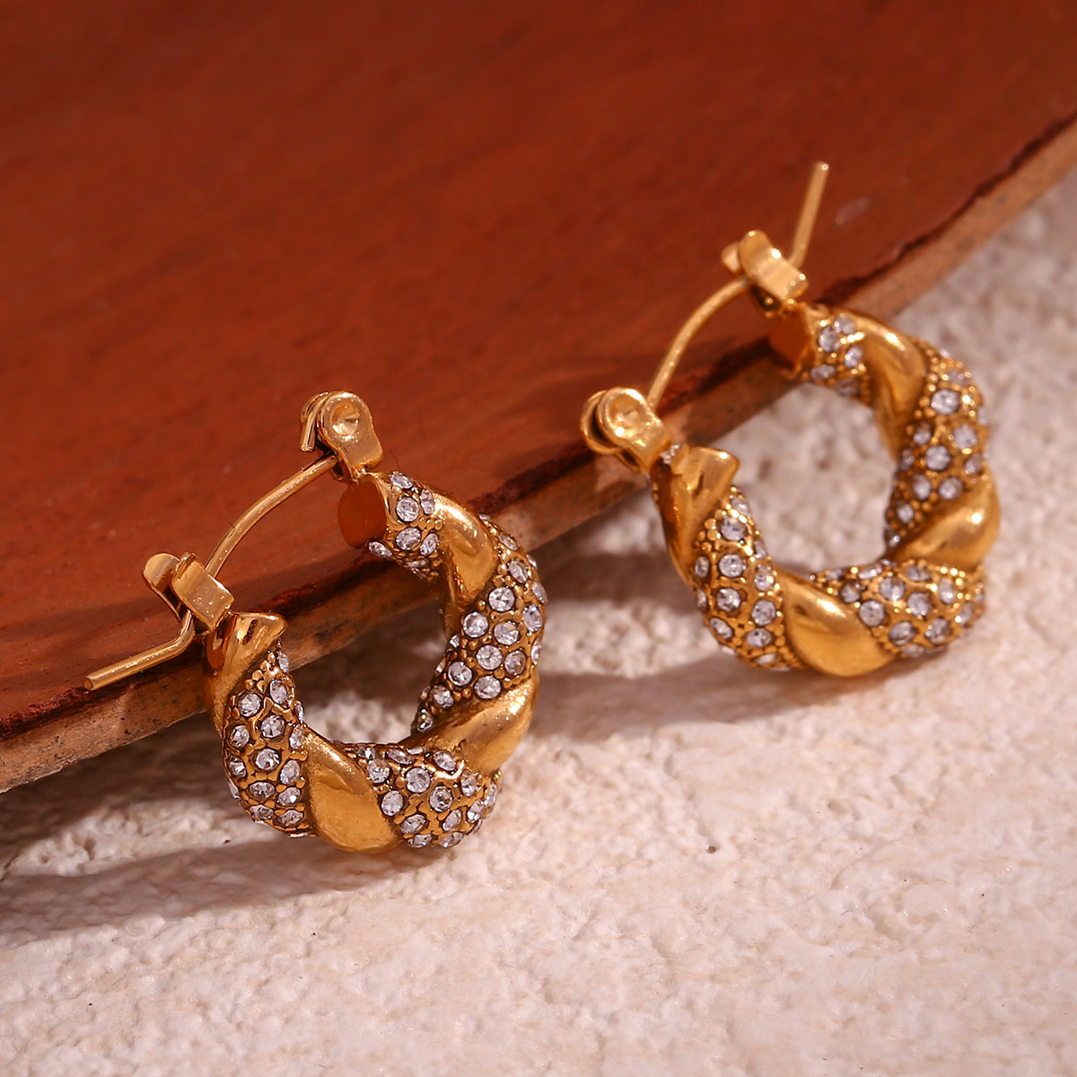 1 Paar Einfacher Stil Klassischer Stil Spiralstreifen Überzug Inlay Rostfreier Stahl Zirkon 18 Karat Vergoldet Ohrringe display picture 1