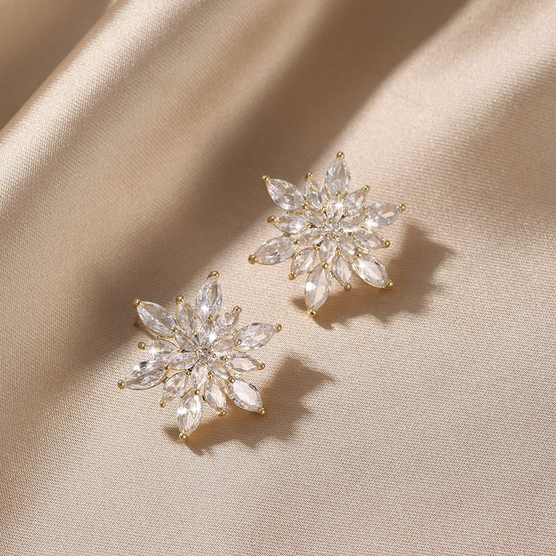 1 Pair Glam Luxurious Sweet Snowflake Plating Three-dimensional Inlay Alloy Artificial Diamond Gold Plated Ear Studs display picture 1