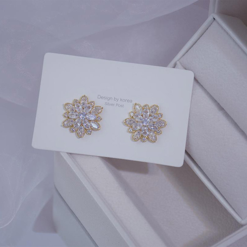 1 Pair Elegant Shiny Snowflake Plating Inlay Copper Zircon Gold Plated Ear Studs display picture 2