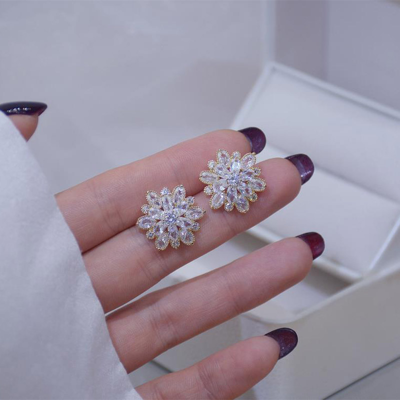 1 Pair Elegant Shiny Snowflake Plating Inlay Copper Zircon Gold Plated Ear Studs display picture 4