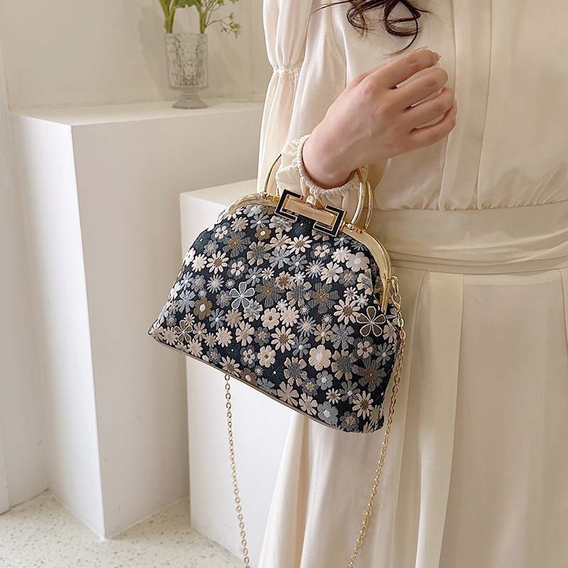 Women's Medium Nylon Ditsy Floral Vintage Style Classic Style Clasp Frame Handbag display picture 1