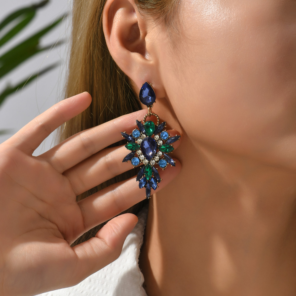 1 Pair Elegant Retro Luxurious Water Droplets Inlay Zinc Alloy Rhinestones Drop Earrings display picture 9