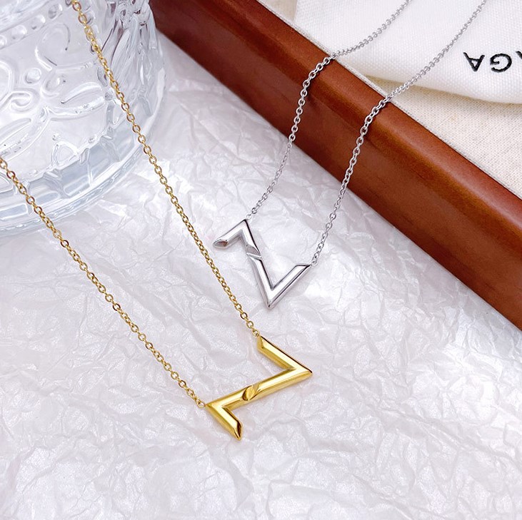 Elegant Lady Letter Stainless Steel Titanium Steel Plating Pendant Necklace display picture 1