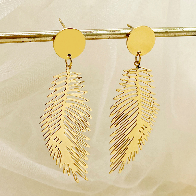 1 Pair Casual Elegant Vintage Style Feather Polishing Plating Hollow Out 304 Stainless Steel 14K Gold Plated Drop Earrings display picture 1