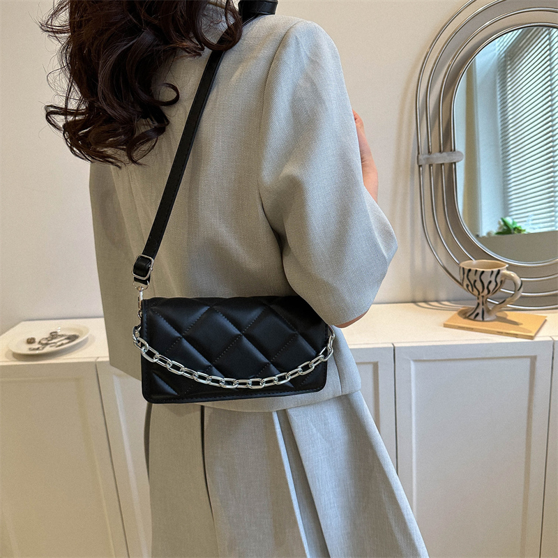 Women's Pu Leather Solid Color Vintage Style Square Flip Cover Shoulder Bag Crossbody Bag display picture 7