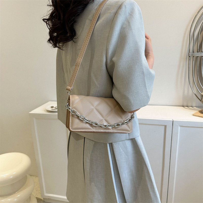Women's Pu Leather Solid Color Vintage Style Square Flip Cover Shoulder Bag Crossbody Bag display picture 2