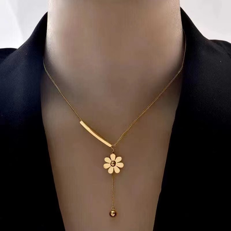 Acero Titanio Chapados en oro de 18k Estilo Simple Flor Collar Colgante display picture 2