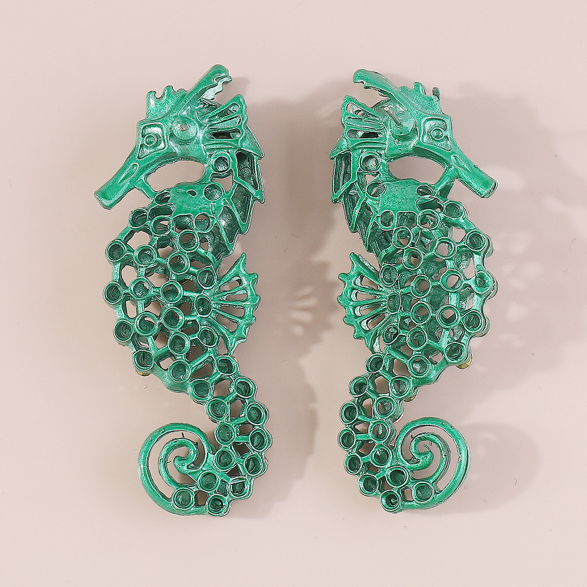 1 Pair Hawaiian Vacation Tropical Hippocampus Three-dimensional Hollow Out Inlay Alloy Rhinestones Ear Studs display picture 8
