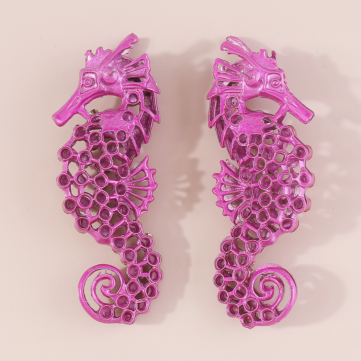 1 Pair Hawaiian Vacation Tropical Hippocampus Three-dimensional Hollow Out Inlay Alloy Rhinestones Ear Studs display picture 15