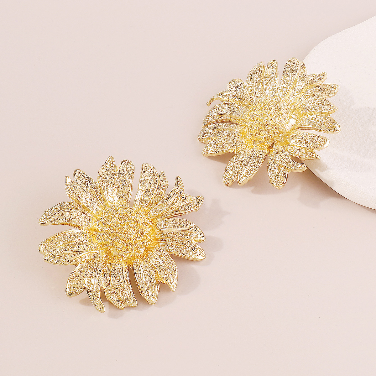 1 Pair Elegant Vintage Style Sunflower Flower Plating Alloy Gold Plated Ear Studs display picture 13