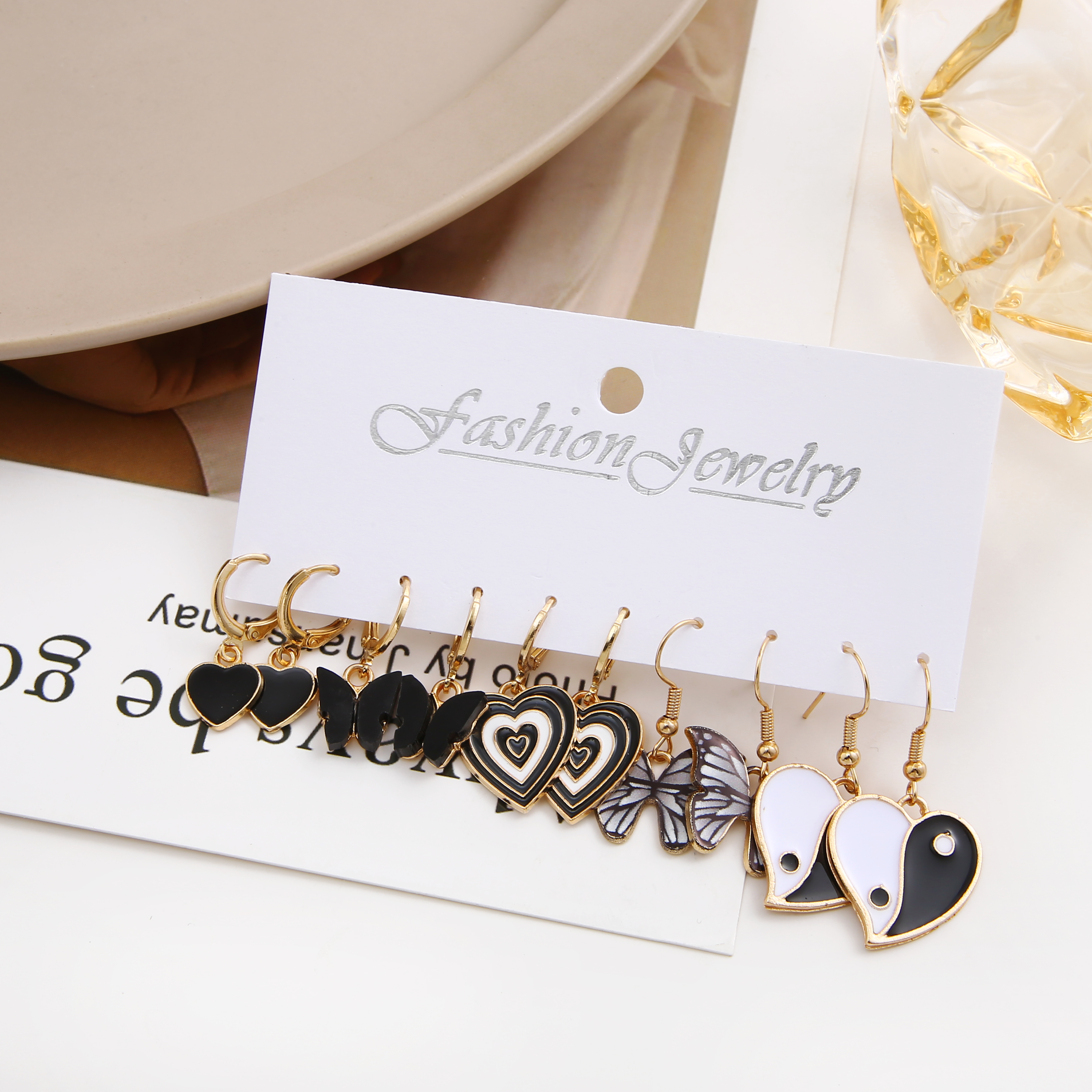 1 Set Retro Ethnic Style Gossip Heart Shape Butterfly Arylic Alloy Earrings display picture 5