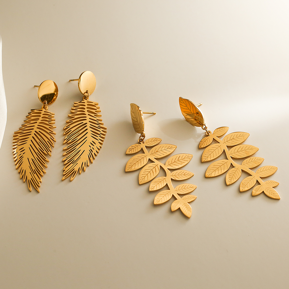 1 Pair Retro Leaves Plating 304 Stainless Steel 18K Gold Plated Drop Earrings display picture 3