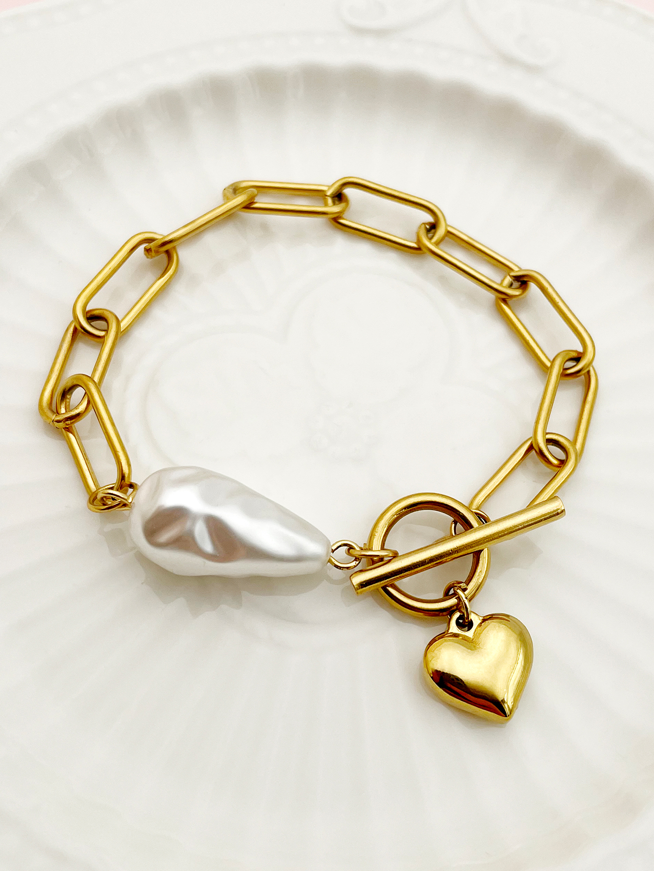 Artistic Heart Shape 304 Stainless Steel Gold Plated Pearl Shell Bracelets In Bulk display picture 2