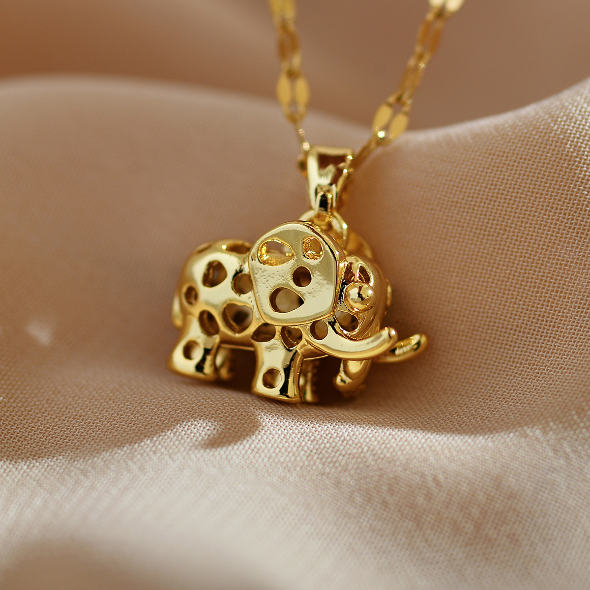 Cute Elephant Titanium Steel Copper Plating Inlay Zircon Gold Plated Pendant Necklace display picture 3