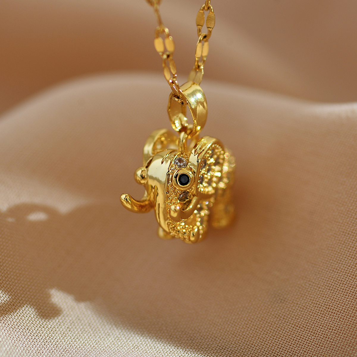 Cute Elephant Titanium Steel Copper Plating Inlay Zircon Gold Plated Pendant Necklace display picture 1