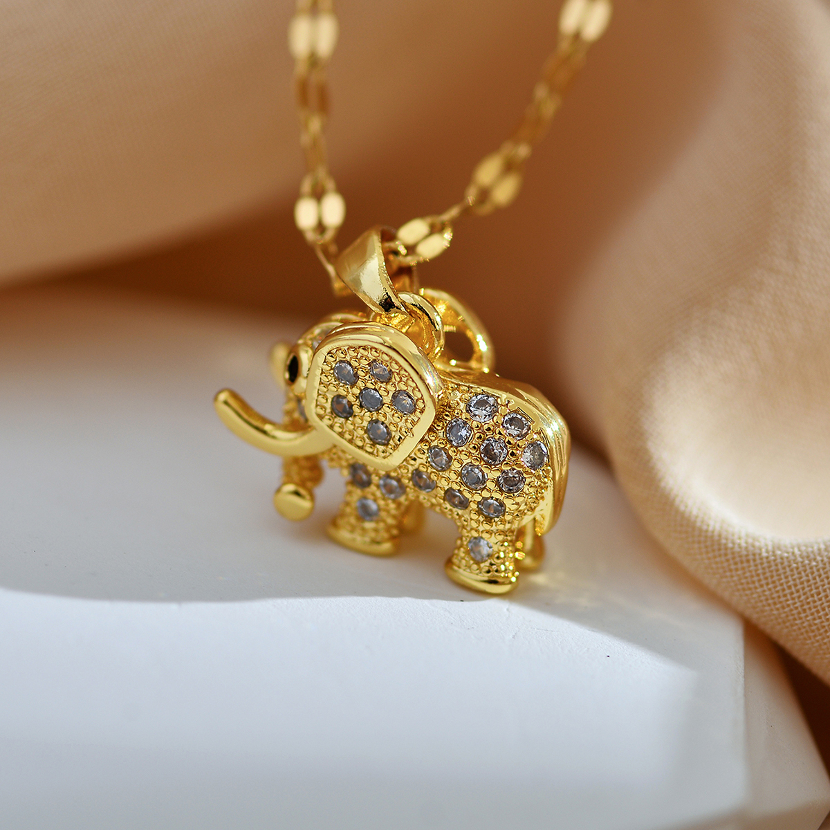 Cute Elephant Titanium Steel Copper Plating Inlay Zircon Gold Plated Pendant Necklace display picture 2