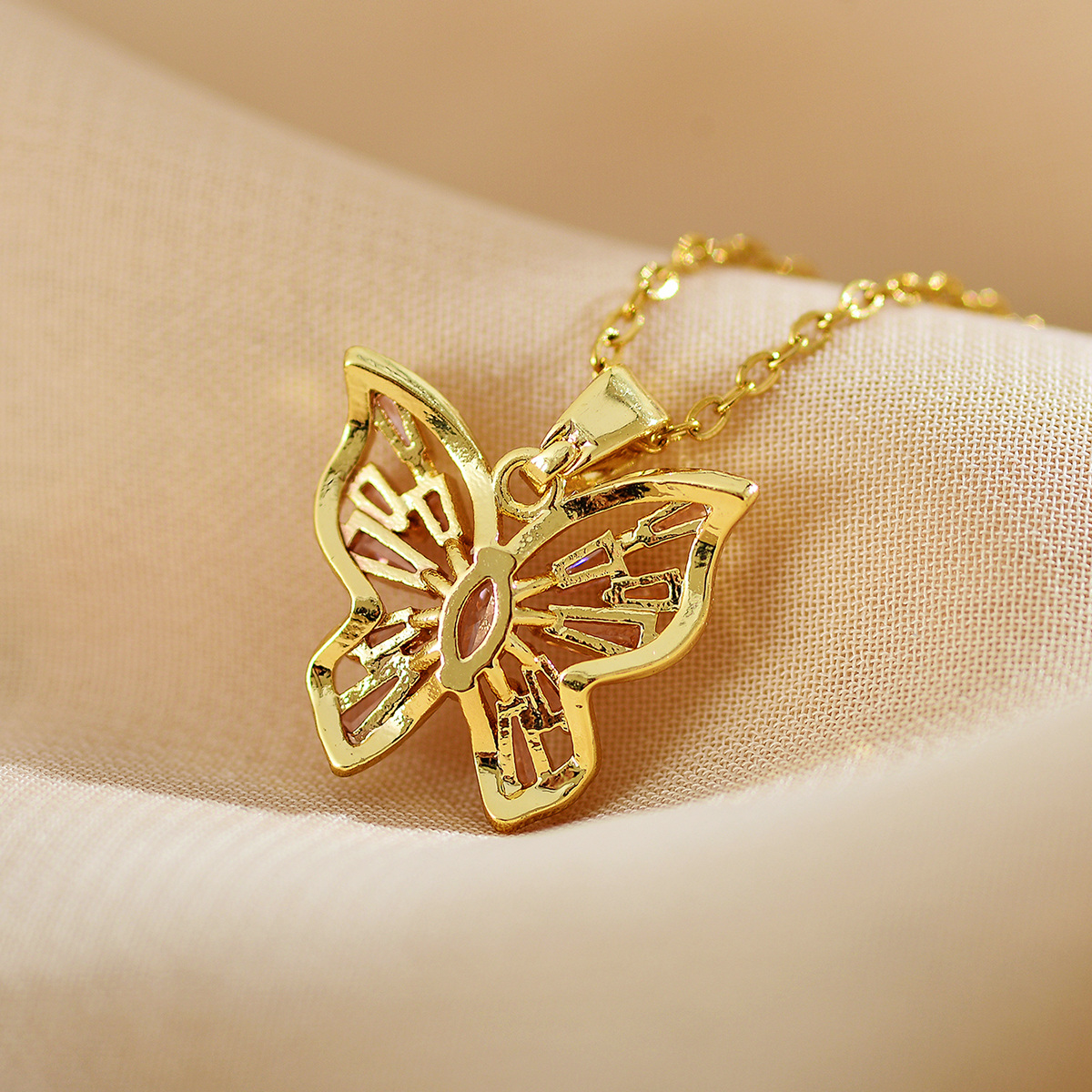 Süss Einfacher Stil Schmetterling Kupfer Inlay Zirkon Halskette Mit Anhänger display picture 2