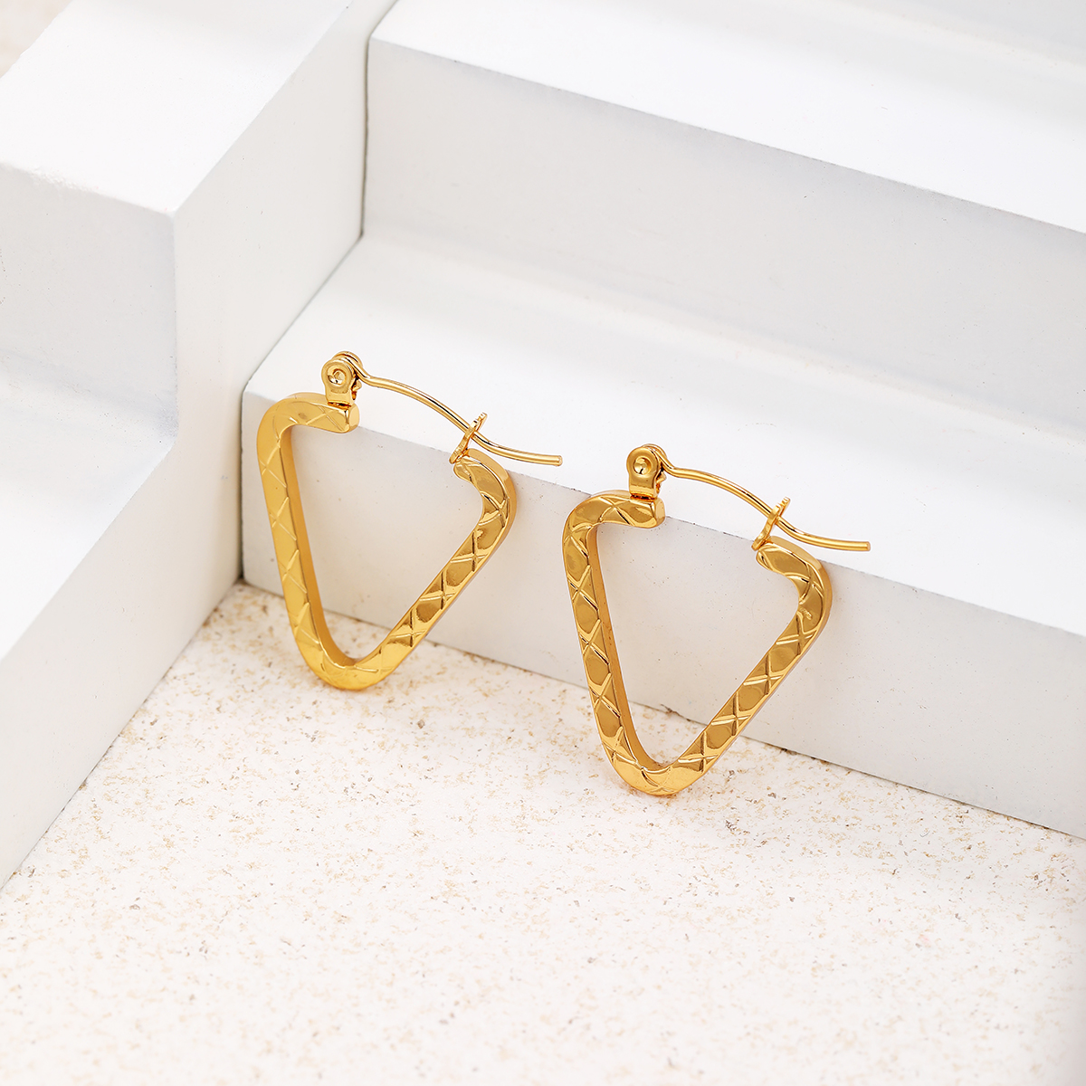 1 Pair Commute Triangle Plating Stainless Steel 18k Gold Plated Hoop Earrings display picture 4