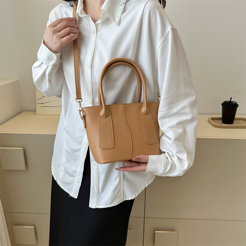 Women's Pu Leather Solid Color Basic Streetwear Bucket Zipper Shoulder Bag Crossbody Bag Bucket Bag display picture 2