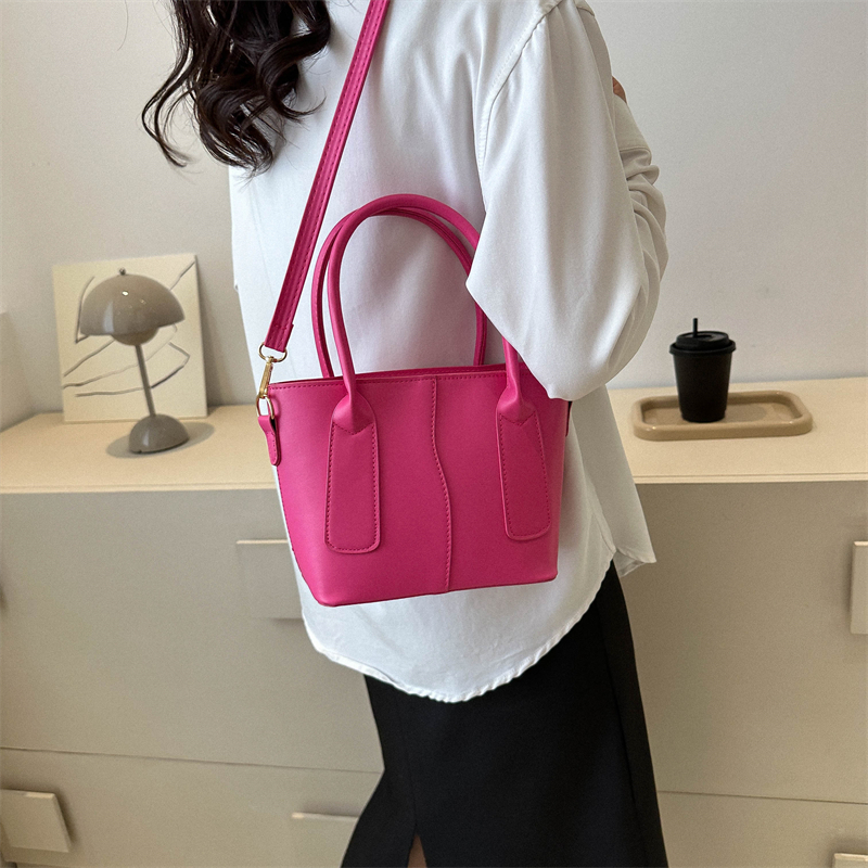 Women's Pu Leather Solid Color Basic Streetwear Bucket Zipper Shoulder Bag Crossbody Bag Bucket Bag display picture 4